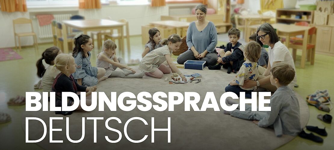 Sitzkreis mit Kindern und Pädagoginnen des Praxiskindergartens Blasenberg der BAfEP Feldkirch