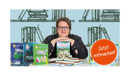 Lächelnde Person mit Kinderbüchern