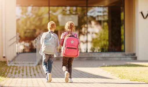 LeManna via Getty Images Kinder auf dem Schulweg