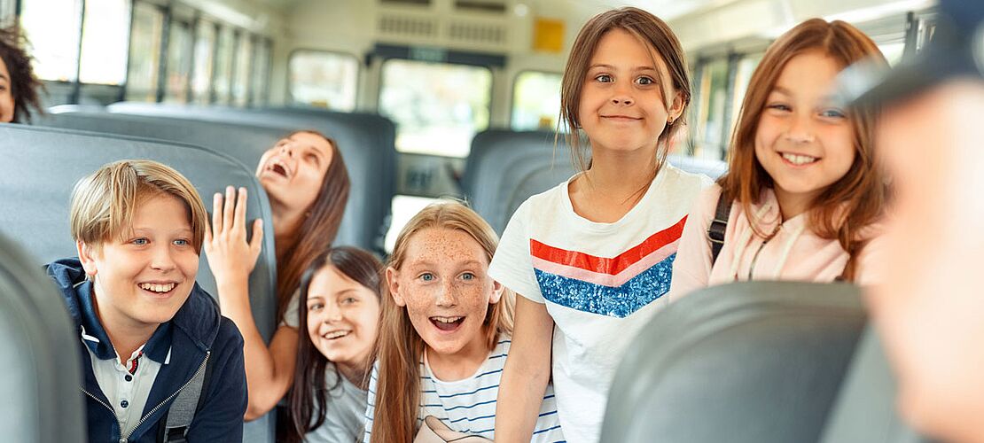 Schulkinder sitzen im Bus