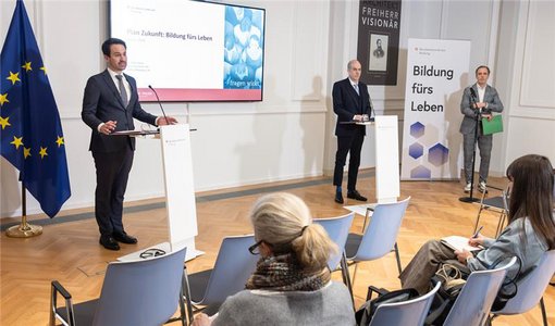 BM:BWF/Regina Aigner Bildungsminister Christoph Wiederkehr präsentiert die Umfrage zu seinem Plan Zukunft