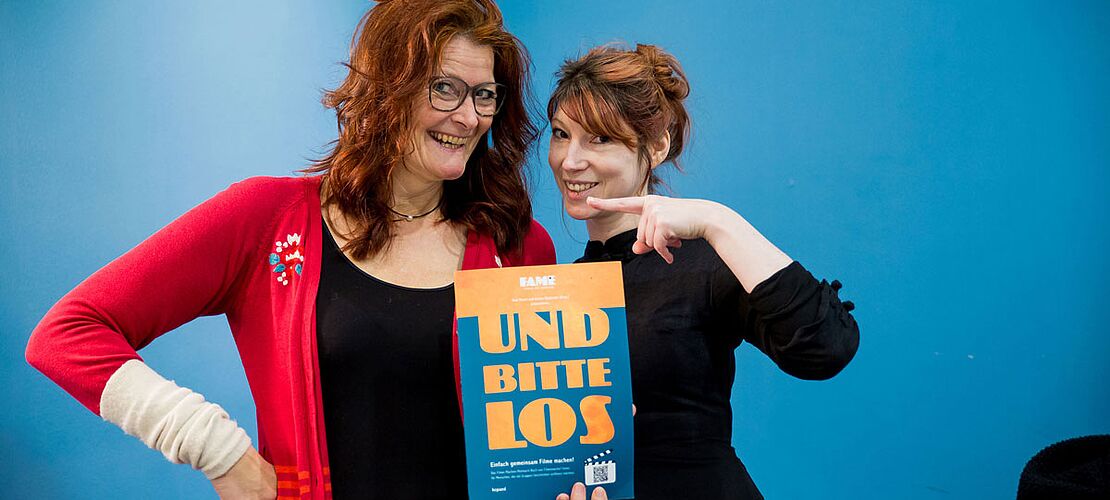 Sissi Kaiser und Juliana Neuhuber mit ihrem Buch "Und bitte los"