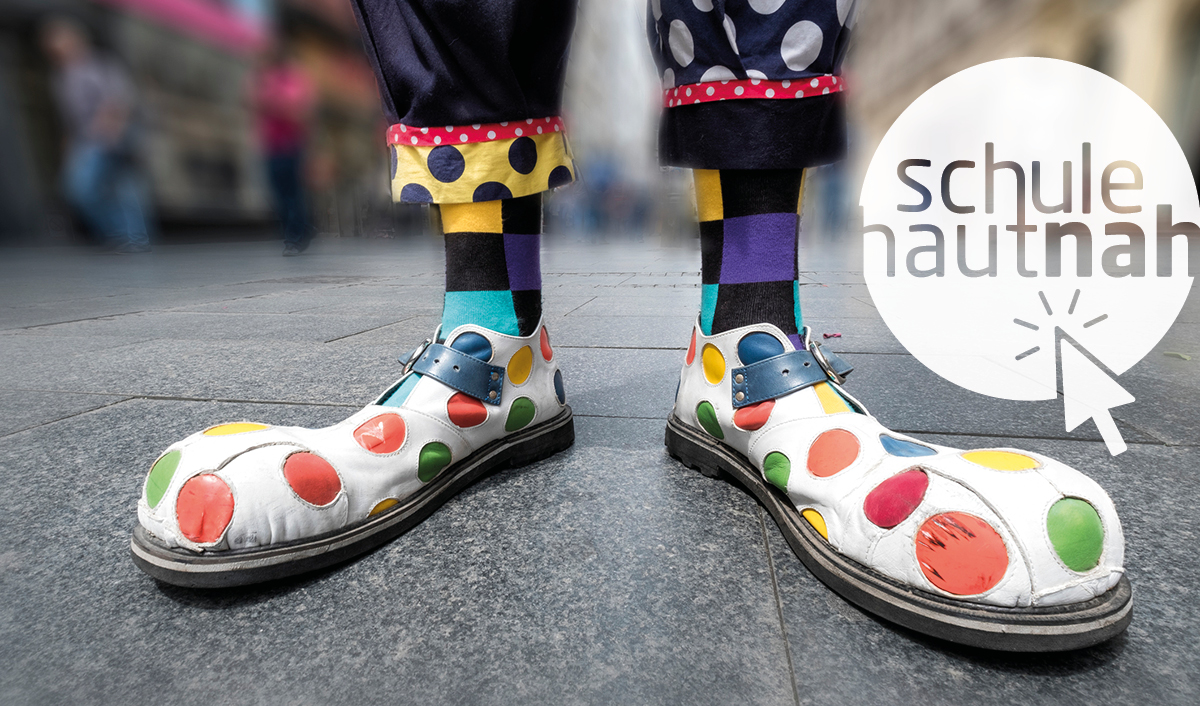 bunte viel zu große Clownschuhe